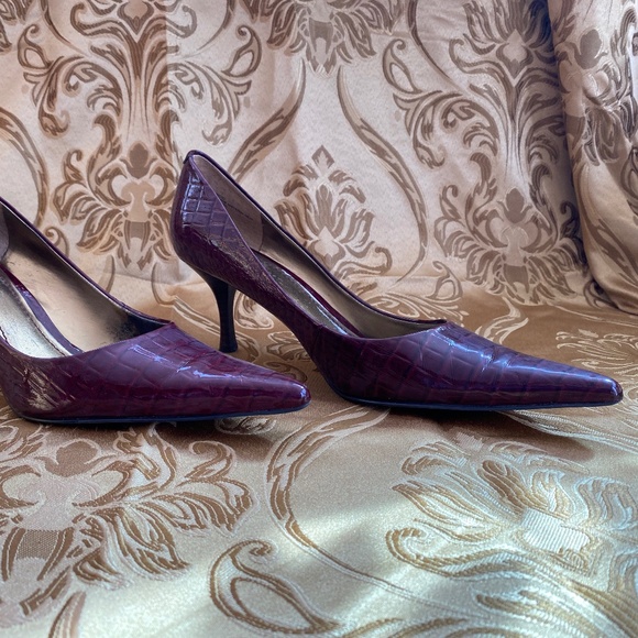 **CLEARANCE** NINE WEST "Nuncio" Burgundy Shiny Snake Print Pumps size 8 - Picture 5 of 8